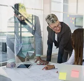 actargis-group Frau und Mann besprechen sich