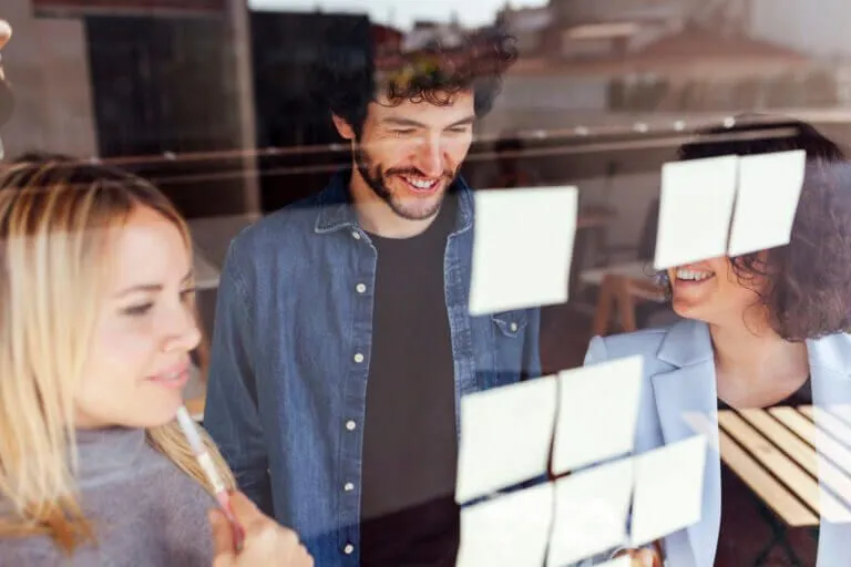2 Mitarbeiter vor Post-It Notizen